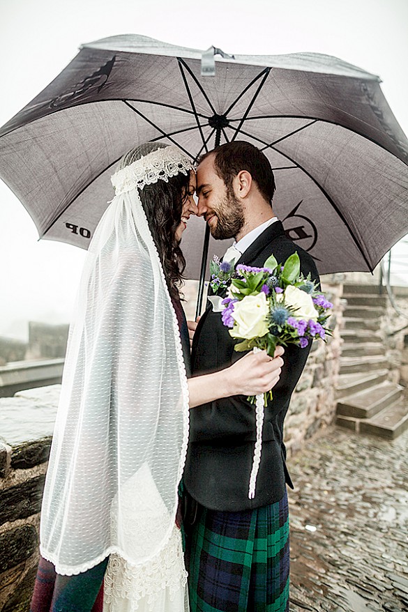 Malishka Photography captures romantic photos of a wedding couple at Edinburgh Castle