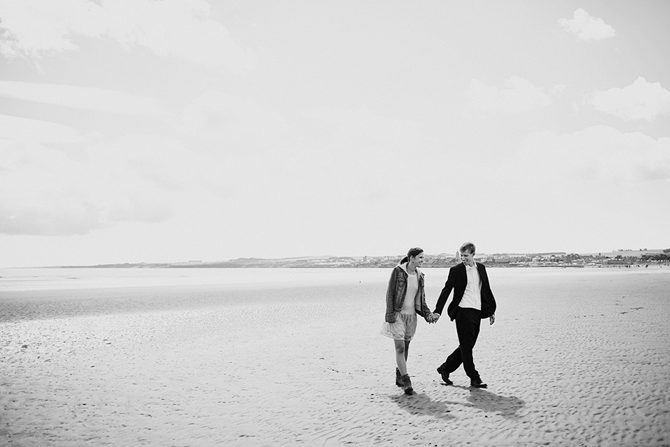 Natural photos from Scottish seaside elopement