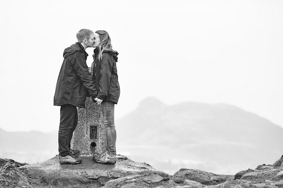 A kiss at the top of the Blackford Hill in Edinburgh during the couple photo session
