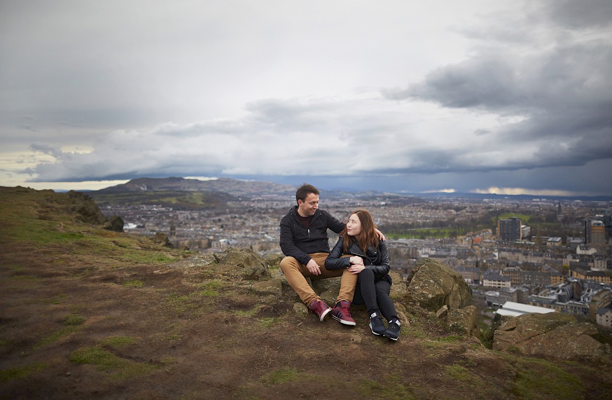 Amazing views at Edinburgh from Salisbury Crags during couple photo session