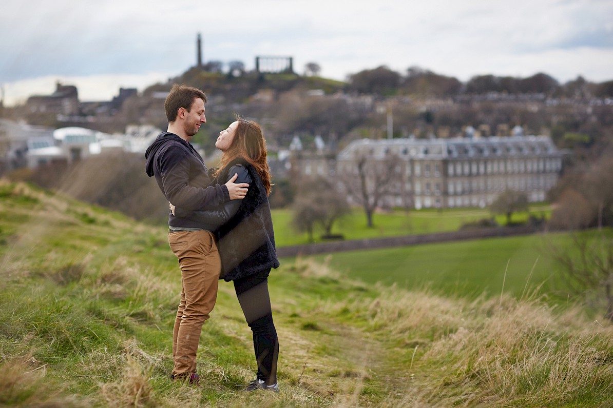 Relaxed couple photos at Salisbury Crags