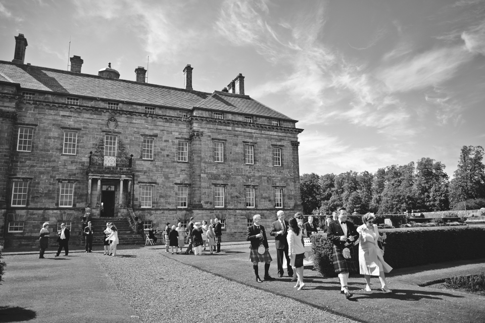 Kinross House wedding reception drinksin the gardens