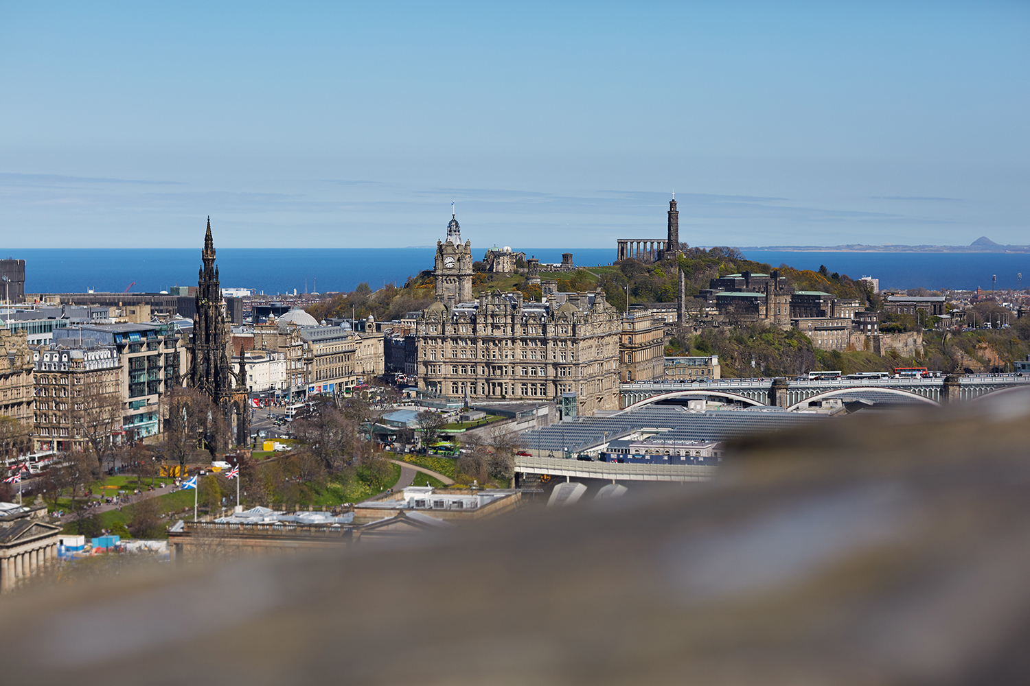 Edinburgh iconic locations for romantic couple photo sessions